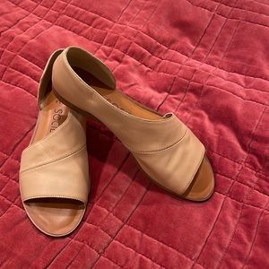 Size 8 1:2 tan leather shoes.
